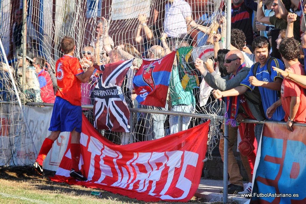 Lozano celebra el gol ante el Oviedo B con la grada