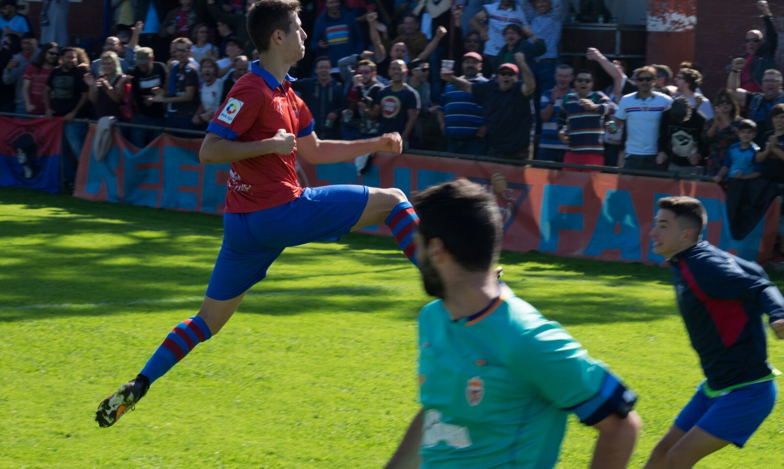 Juan Menéndez celebra su tanto ante el Mosconia