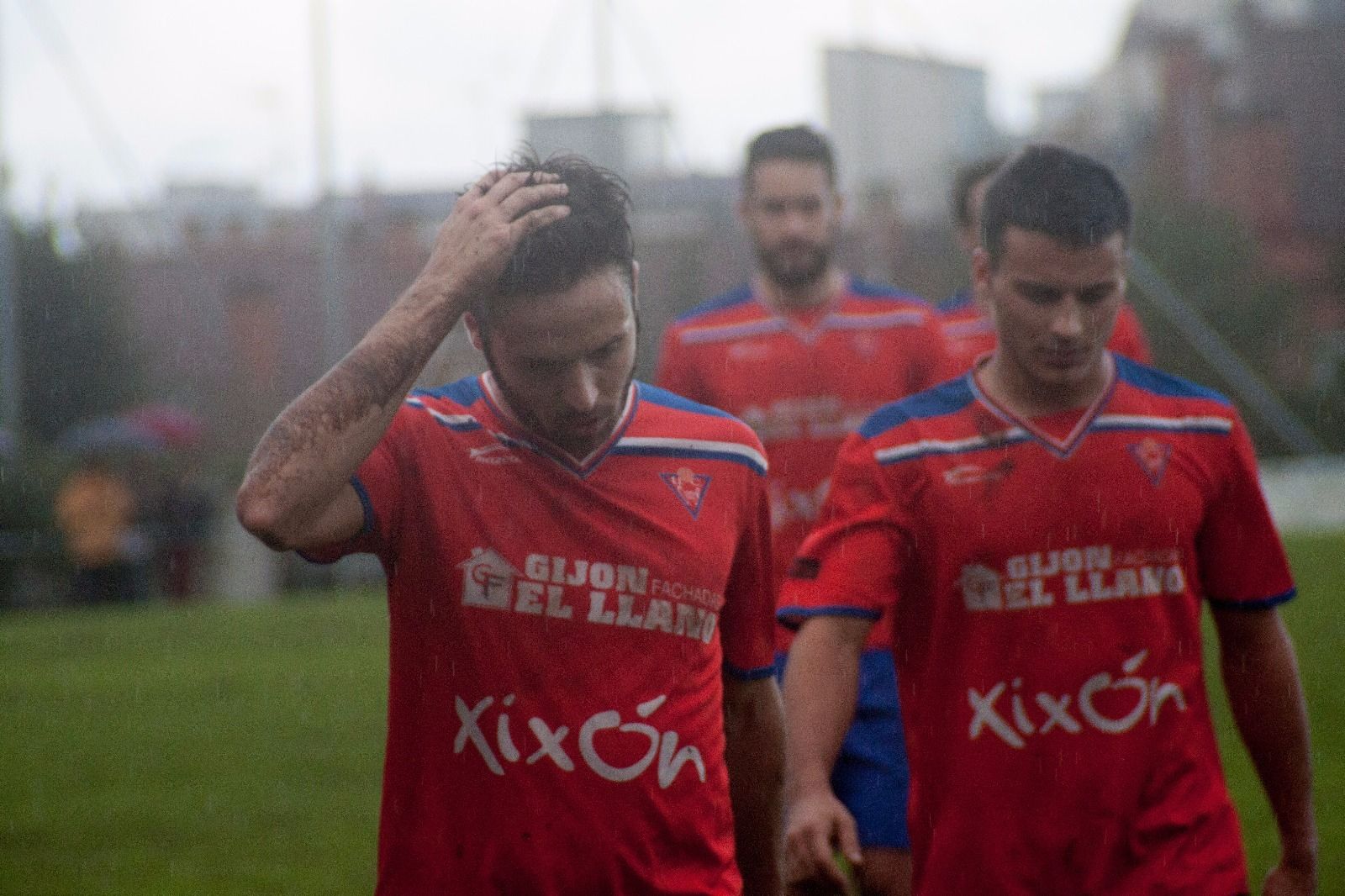 Salida de jugadores tras la derrota ante el Langreo