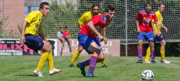 Jorge Vázquez disputa un balón ante L'Entregu