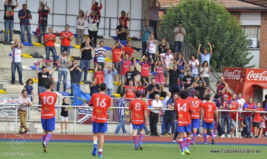 Jugadores y afición se agradecieron el esfuerzo mutuamente al final del partido | Foto de FelipeSM en FutbolAsturiano.es