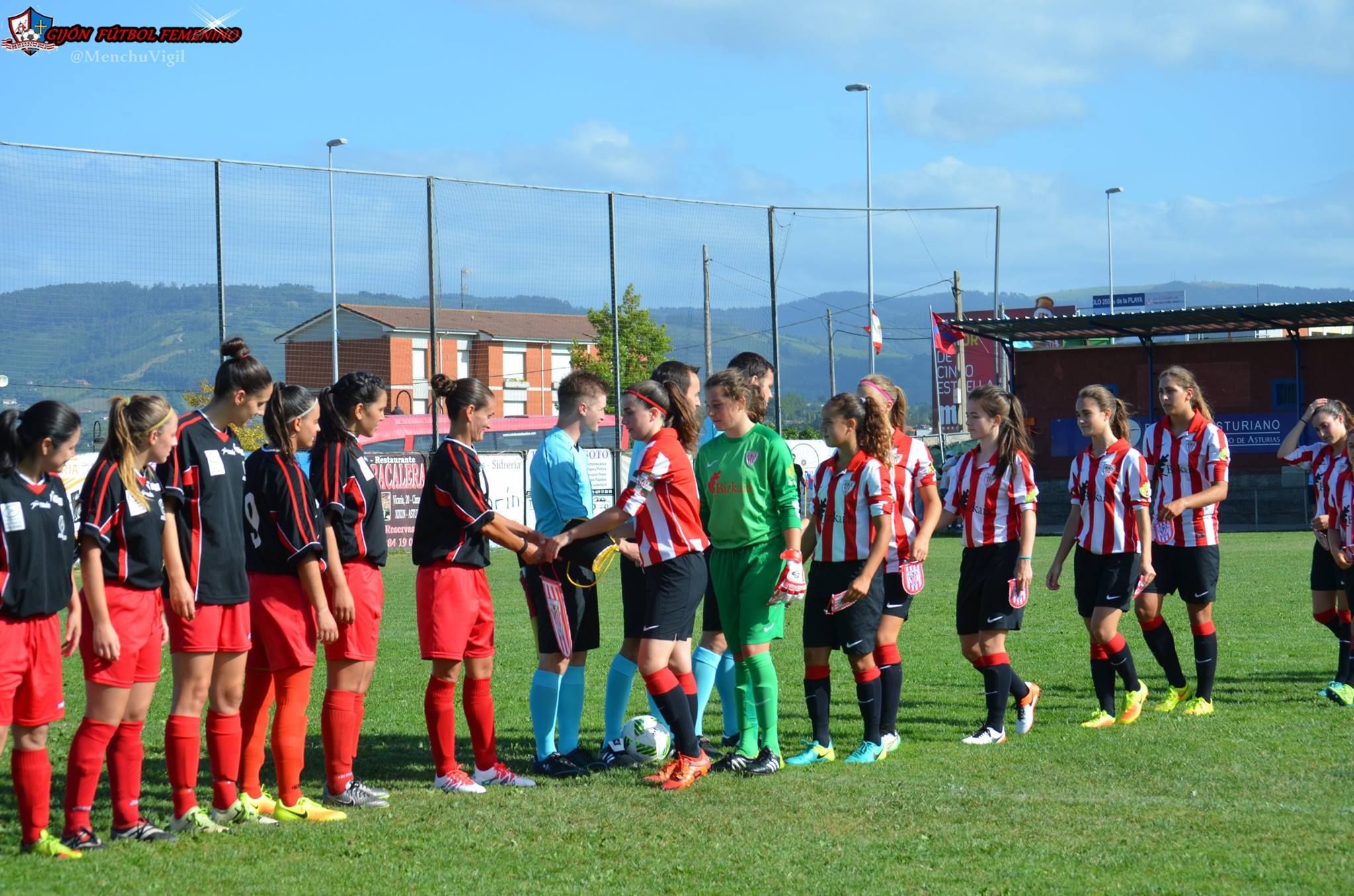 El Athletic Club saluda al Gijón Femenino en La Cruz