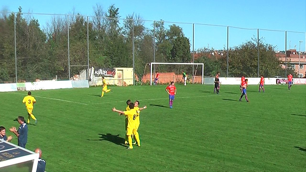 El Praviano celebra su gol en La Cruz