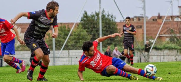 Juan Carlos efectua un pase ante Zapico, temporada 14/15